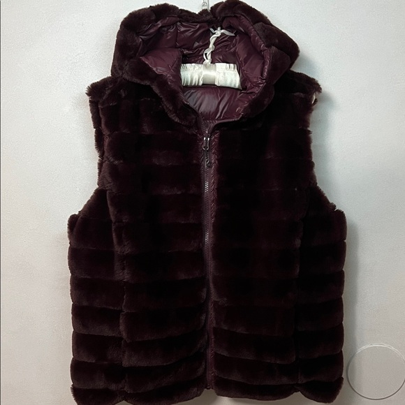 THE BOUNDLESS Jackets & Blazers - THE BOUNDLESS Plush Burgundy Hooded REVERSIBLE Vest